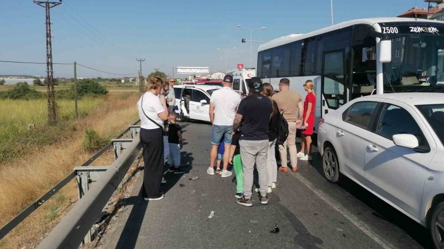 Hafif Ticari Araç Tur Midibüsüne Arkadan Çarptı, Sıkışan Sürücüyü İtfaiye Ekipleri Kurtardı