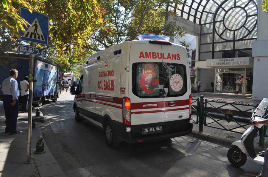 Ambulansın Yolunu Kapatan Araç Vatandaşın Tepkisini Topladı