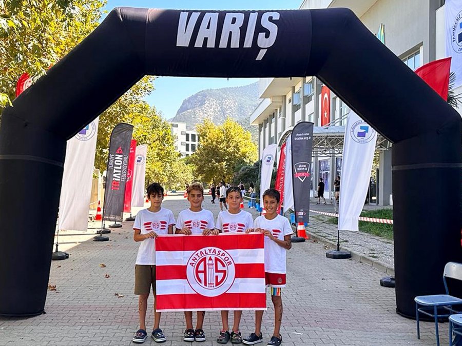 Antalyasporlu Yüzücüler, Denizli’de Madalyaya Koştu