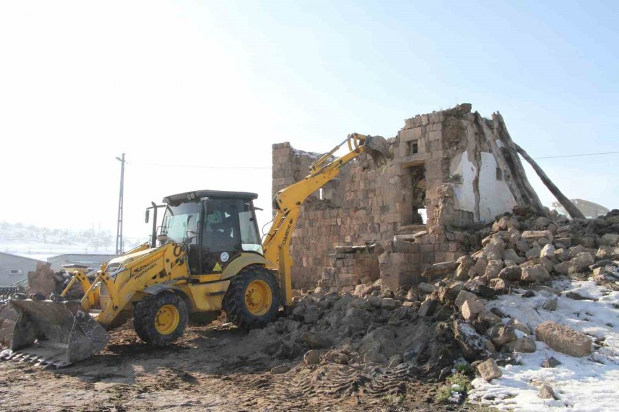 Talas’ta Tehlike Arz Eden Yapılara Geçit Yok