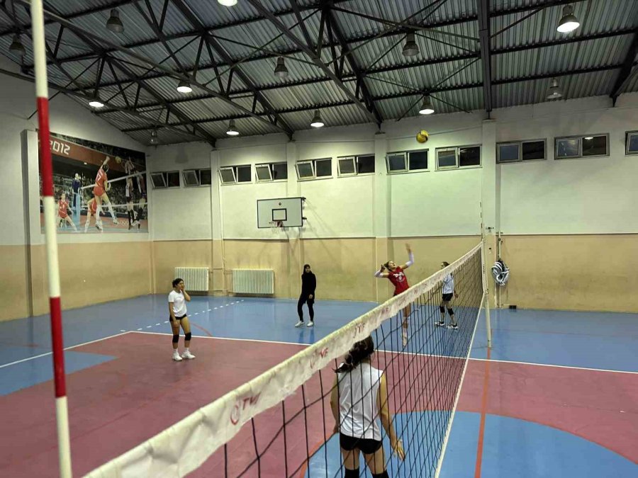 Genç Voleybolcular, Filenin Sultanları’nı Örnek Alıyor