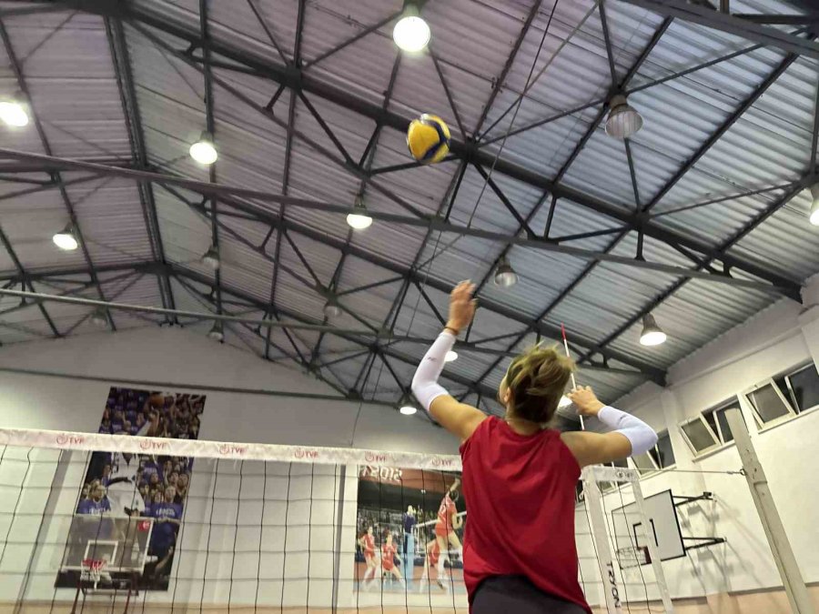 Genç Voleybolcular, Filenin Sultanları’nı Örnek Alıyor