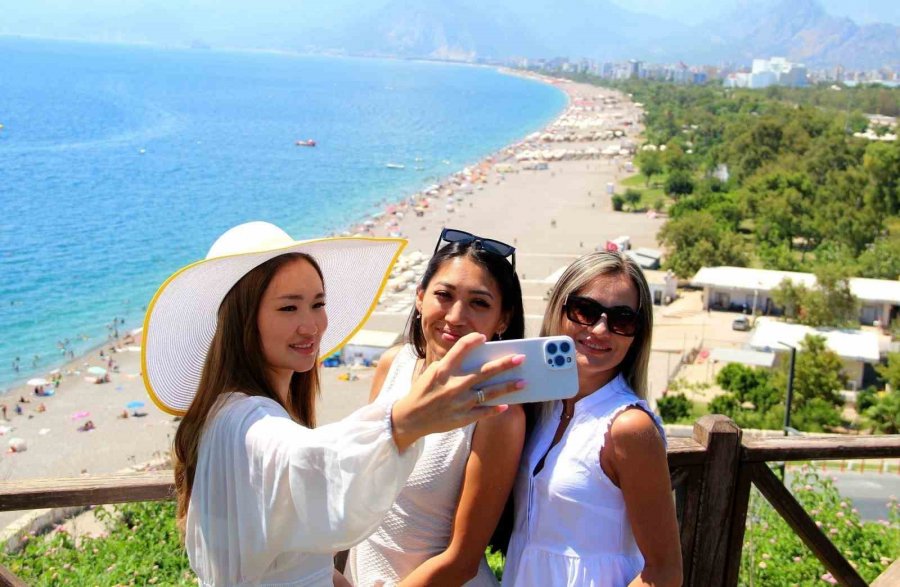 Antalya 8 Ayda 10 Milyonu Aşkın Turist Ağırladı