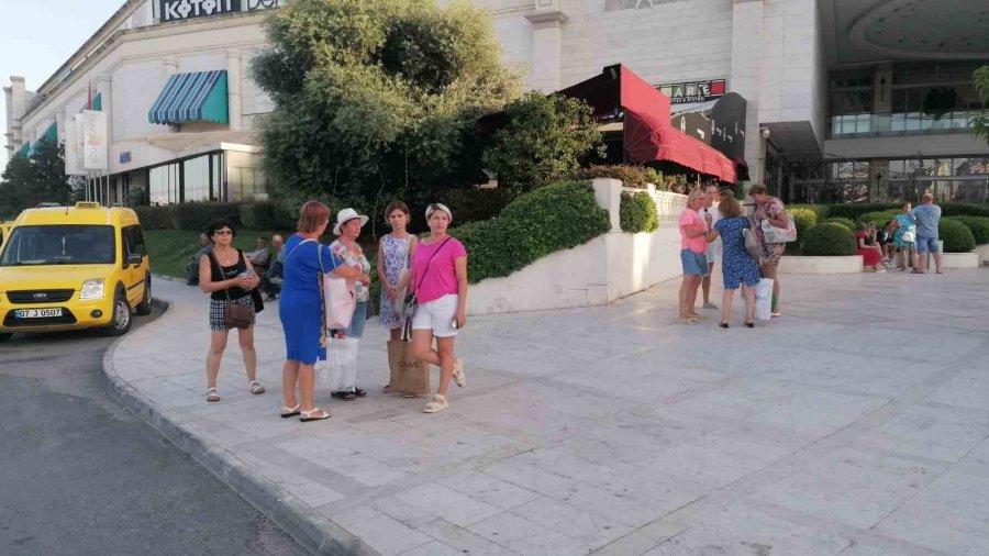 Korsan Turist Taşırken Yakalandı, Müşterisine "bugün Yok, Polis Beni Yakaladı, Yapacak Bir Şey Yok” Dedi