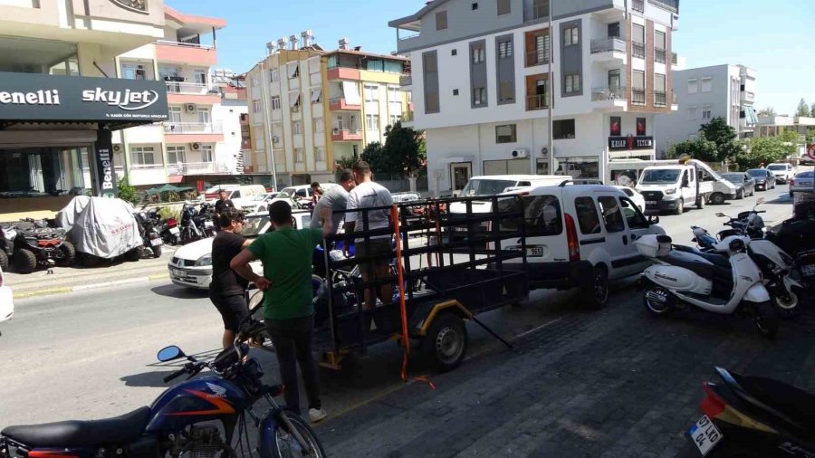 Parasını Ödeyip Alamadıklarını İddia Ettikleri Motosikletleri Römorka Yükleyip Götürdüler