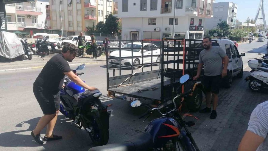 Parasını Ödeyip Alamadıklarını İddia Ettikleri Motosikletleri Römorka Yükleyip Götürdüler