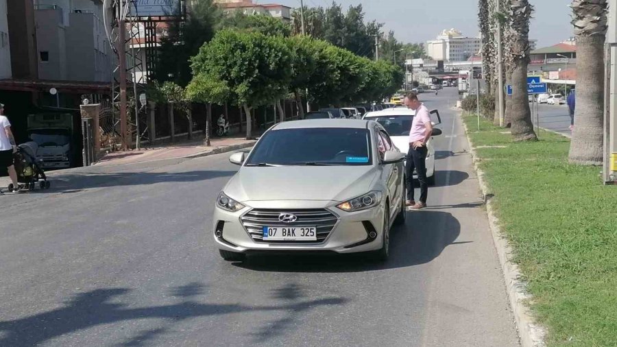 Antalya’da Yaya Geçidinde 3 Araçlı Zincirleme Kaza