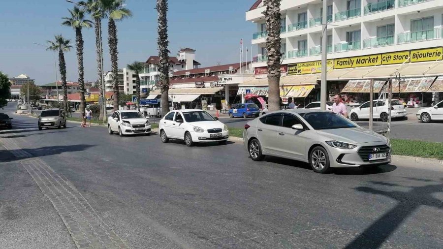 Antalya’da Yaya Geçidinde 3 Araçlı Zincirleme Kaza