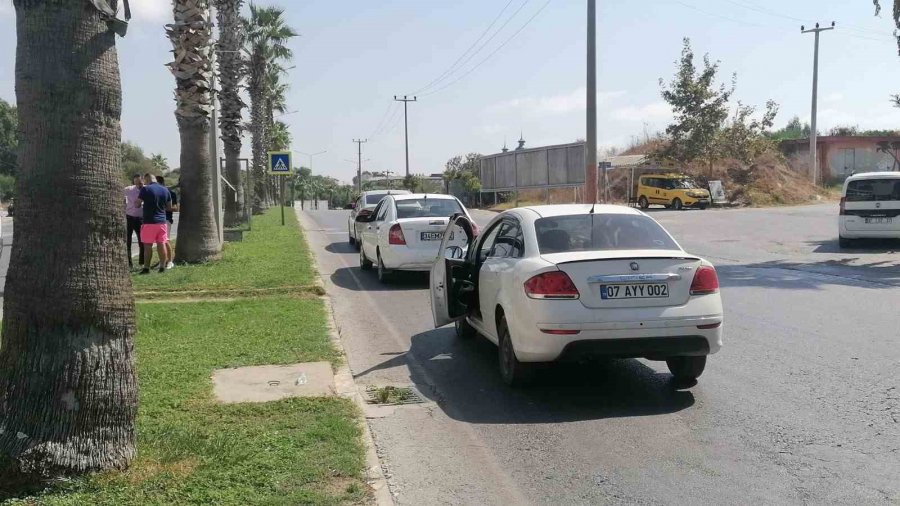 Antalya’da Yaya Geçidinde 3 Araçlı Zincirleme Kaza