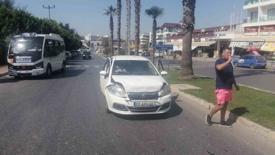 Antalya’da Yaya Geçidinde 3 Araçlı Zincirleme Kaza