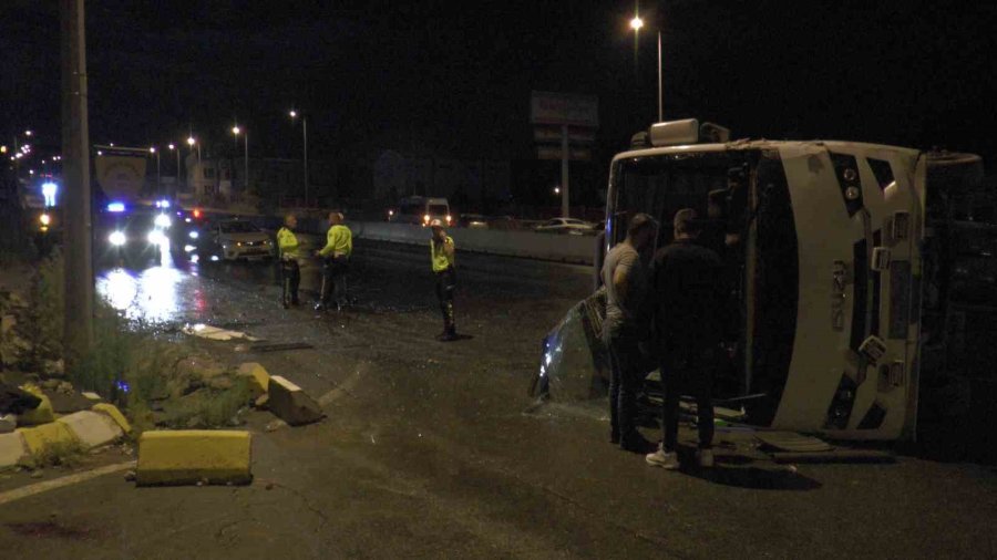 Kayseri’de Gece Vardiyasına Giden İşçi Servisi Devrildi: 6 Yaralı