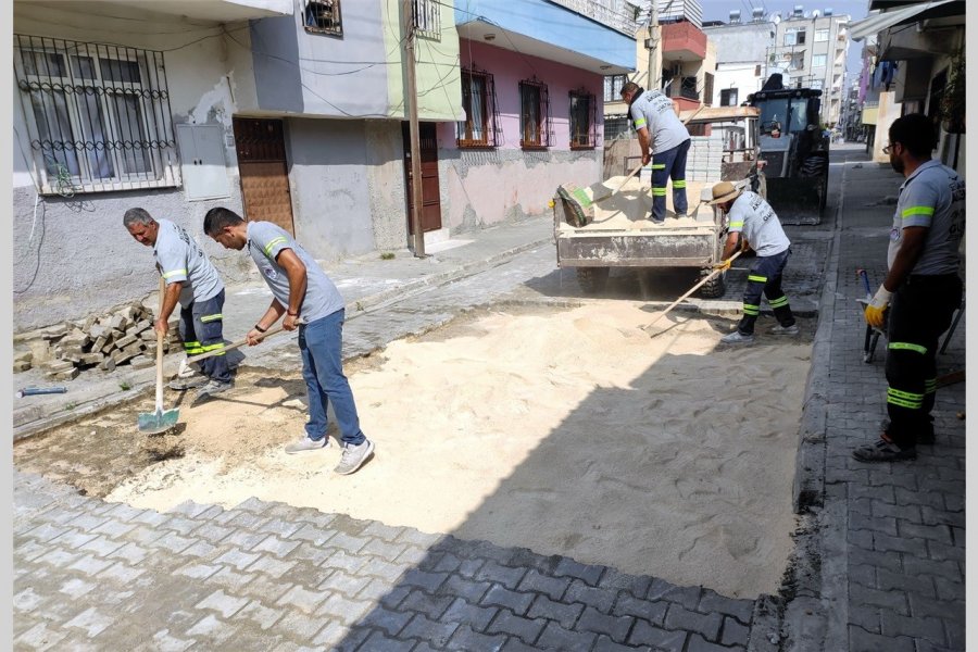 Akdeniz’de Yol Açma Ve Kaldırım Yenileme Çalışmaları Devam Ediyor