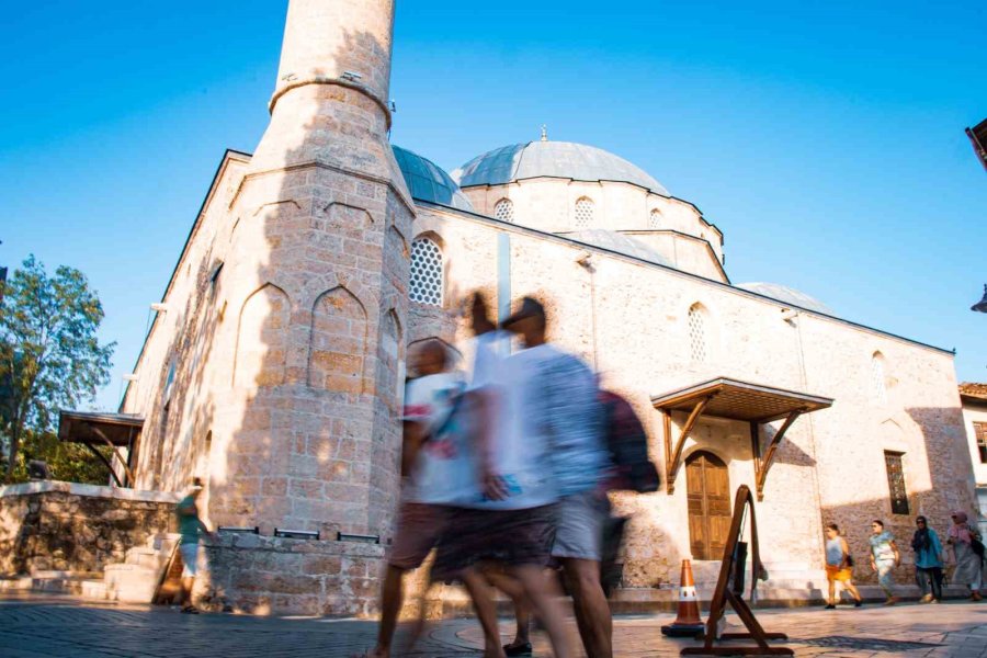 Günün Her Saati Farklı Manzara Sunuyor, Turistleri Kendine Hayran Bırakıyor