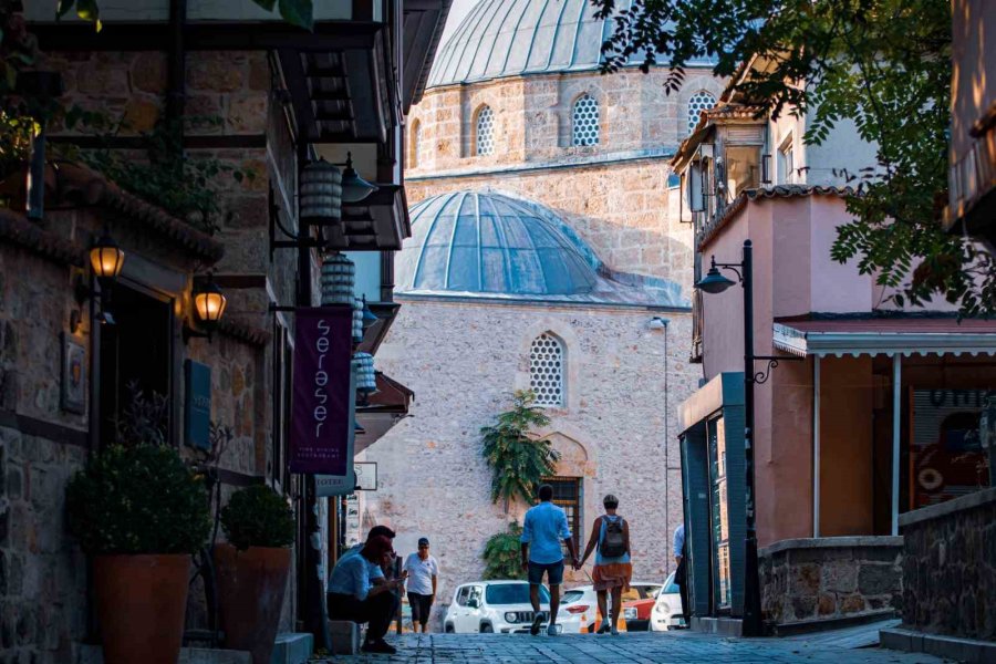 Günün Her Saati Farklı Manzara Sunuyor, Turistleri Kendine Hayran Bırakıyor