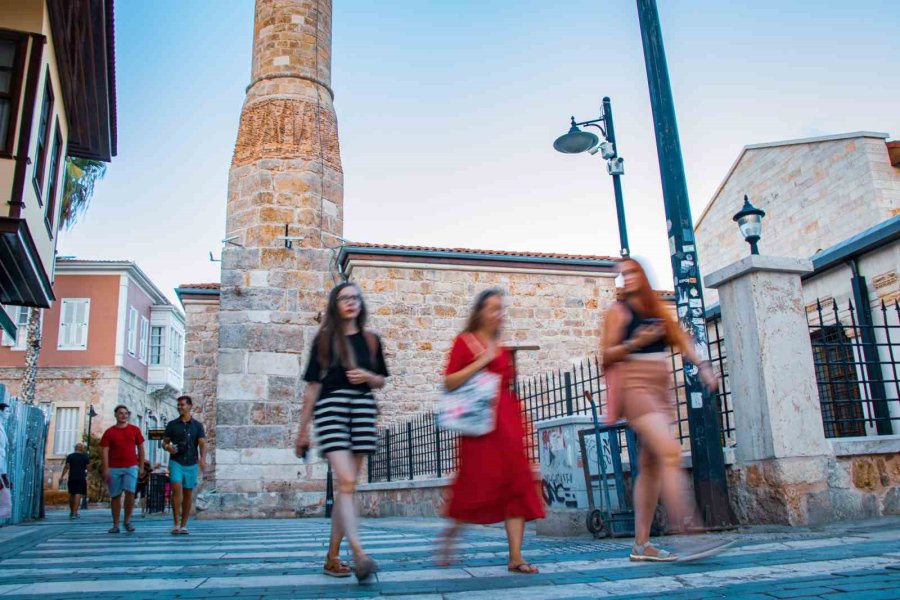 Günün Her Saati Farklı Manzara Sunuyor, Turistleri Kendine Hayran Bırakıyor