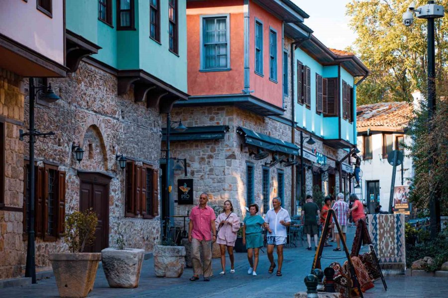 Günün Her Saati Farklı Manzara Sunuyor, Turistleri Kendine Hayran Bırakıyor