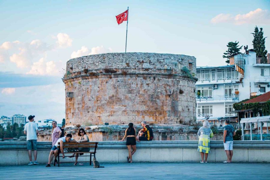 Günün Her Saati Farklı Manzara Sunuyor, Turistleri Kendine Hayran Bırakıyor