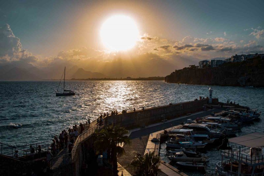 Günün Her Saati Farklı Manzara Sunuyor, Turistleri Kendine Hayran Bırakıyor