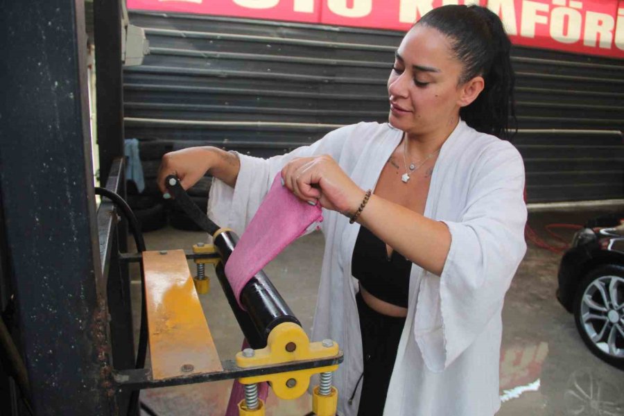 Ojeli Tırnaklarıyla Oto Yıkamacı Oldu, Hedefi Daha Çok Kadın İstihdamı