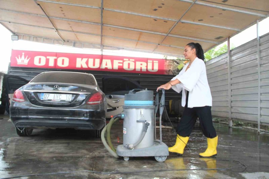 Ojeli Tırnaklarıyla Oto Yıkamacı Oldu, Hedefi Daha Çok Kadın İstihdamı