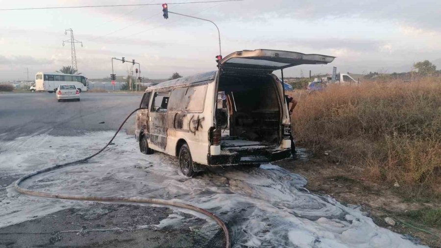 Araç Yanmaya Başlayınca Sahibi Bırakıp Evine Gitti