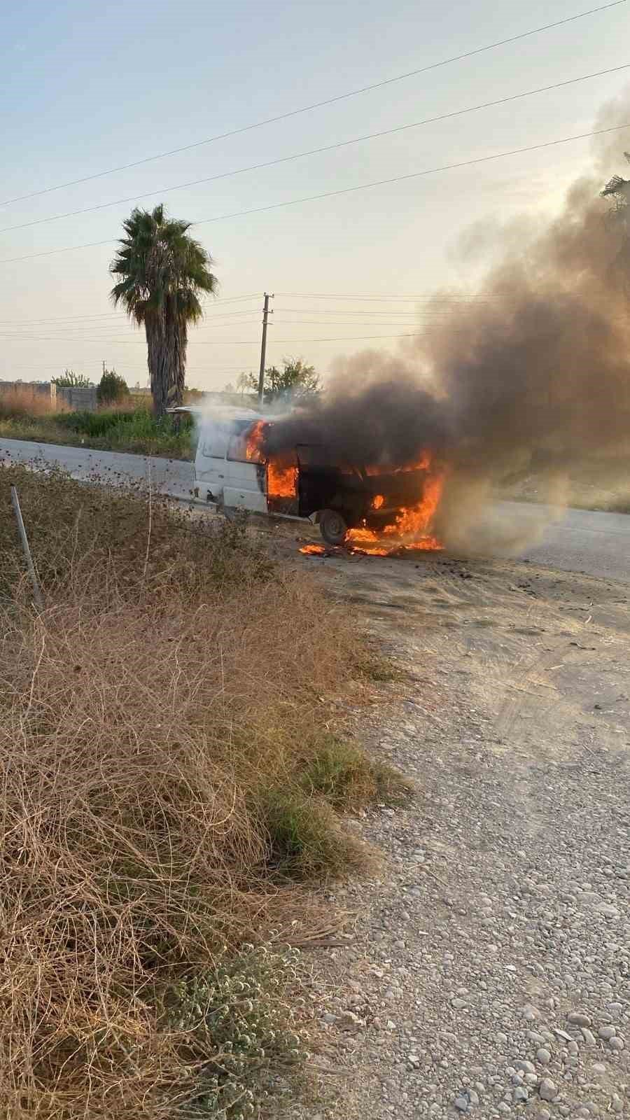 Araç Yanmaya Başlayınca Sahibi Bırakıp Evine Gitti