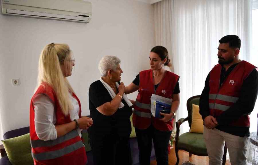 Yaşlılara Evlerinde Ziyaret Edip İsteklerini Dinlediler