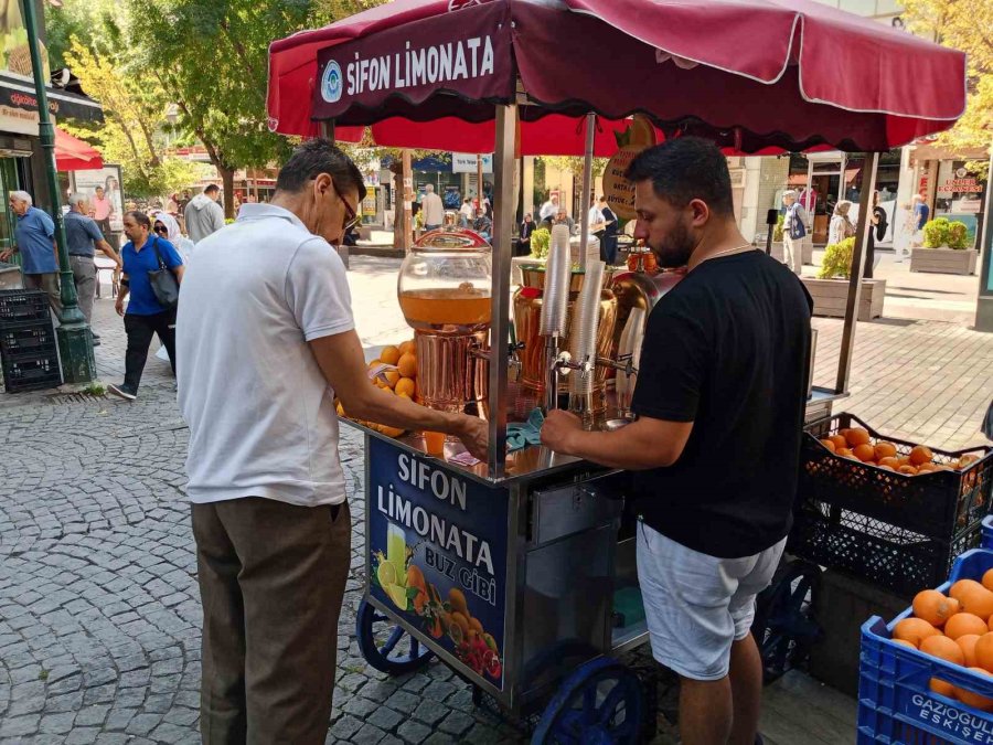 Vatandaşlar Mevsim Geçişlerinde Hastalıklara Önlem Olarak Portakal Suyu İçiyor