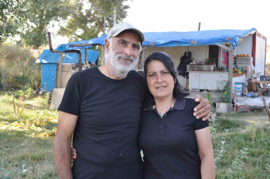 Bahçe İçinde Kurdukları Konteynerde Yaşayıp, Ürettikleri Meyve Ve Sebzeleri Satmak Yerine Takas Yapıyorlar