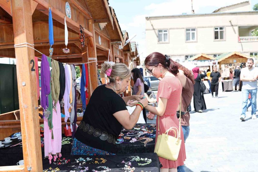 Talas; Maharetli Ellerle Ekim’e ’merhaba’ Diyor