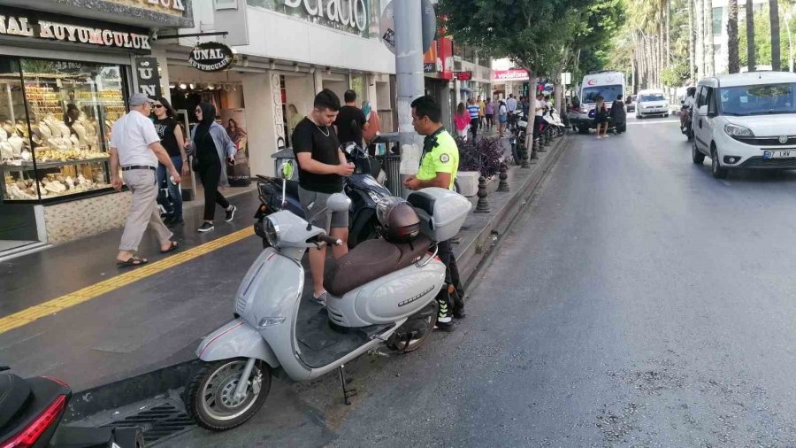 Motosiklet Devrilip Yaya Geçidine Sürüklendi: 2 Yaralı