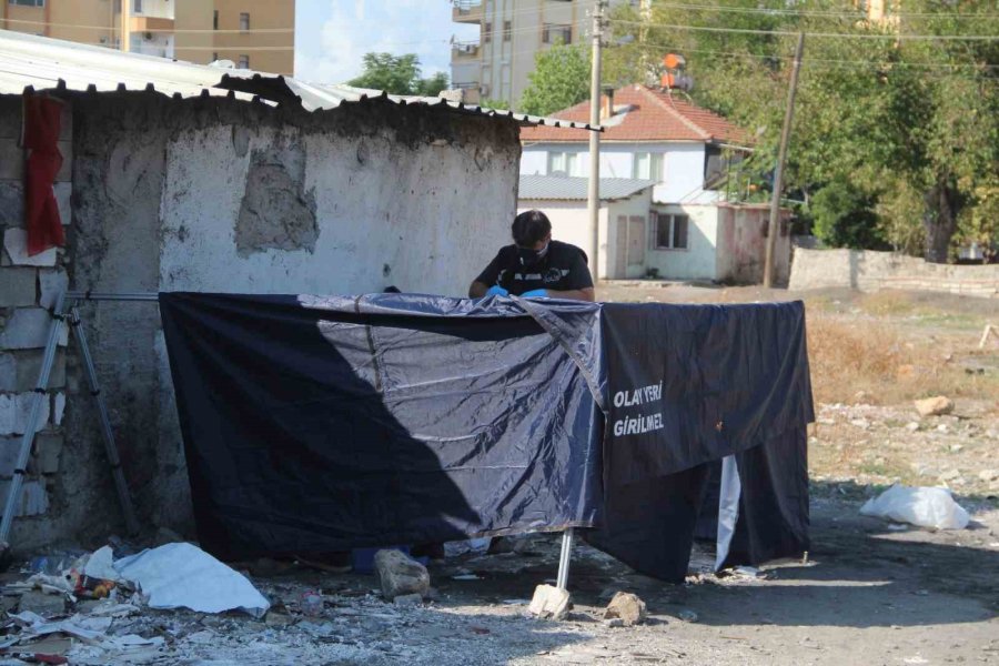 Antalya’da Boş Arazide Erkek Cesedi Bulundu