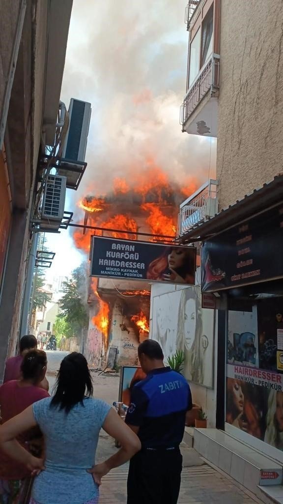 Her Pazar ’yangın’ Korkusuyla Uyanıyor, Su Dolu Kovalarla Nöbet Tutup Seslerini Duyurmaya Çalışıyorlar