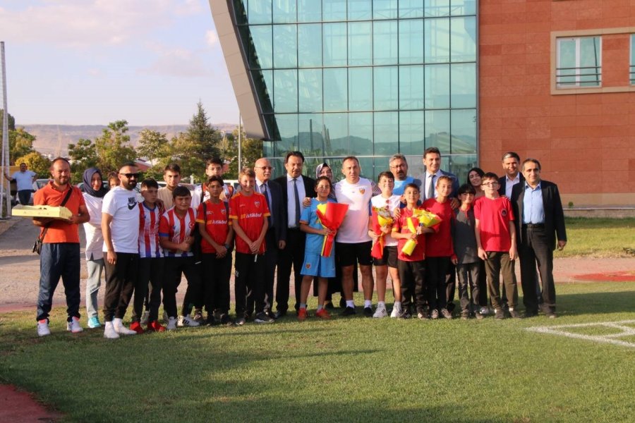 Milli Eğitim Müdürlüğünden Kayserispor’a Moral Ziyareti