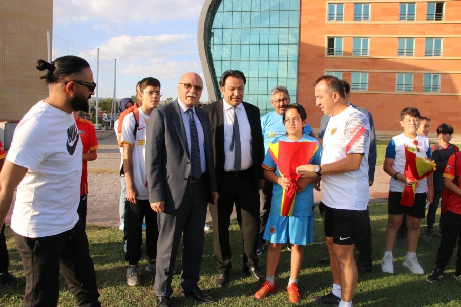 Milli Eğitim Müdürlüğünden Kayserispor’a Moral Ziyareti