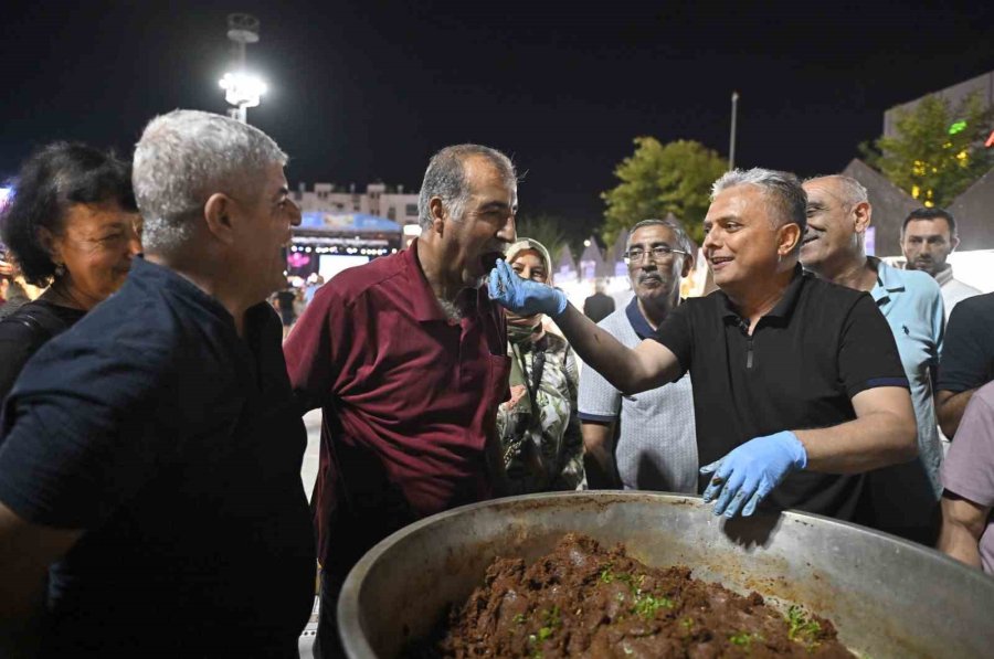 Festivalde Kardeş Türküler Gecesi