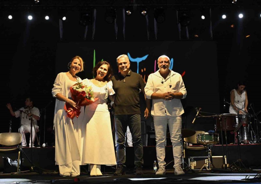 Festivalde Kardeş Türküler Gecesi