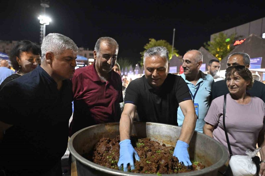 Festivalde Kardeş Türküler Gecesi