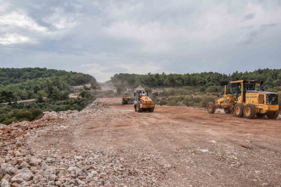 Kepez Masa Dağı’nın 60 Metrelik Ana Arter Yolunu Açıyor