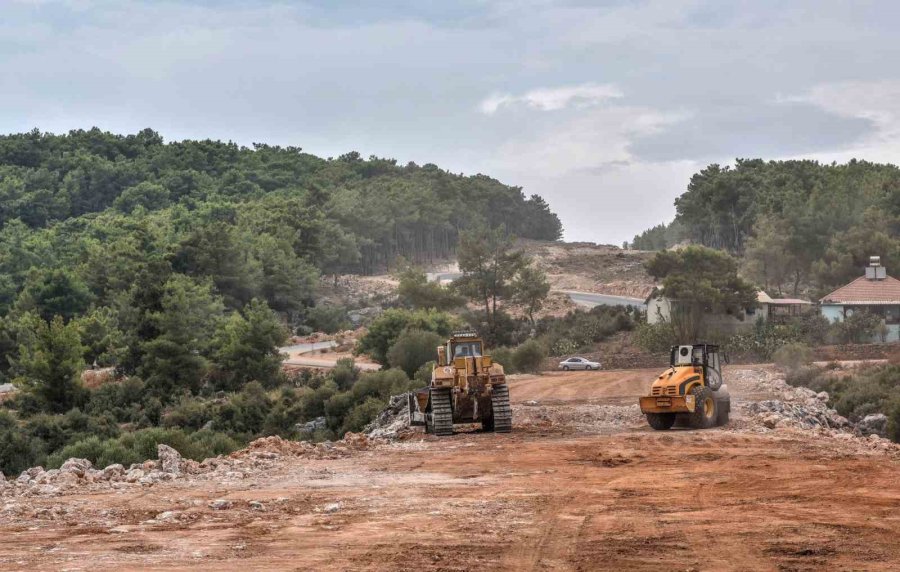 Kepez Masa Dağı’nın 60 Metrelik Ana Arter Yolunu Açıyor