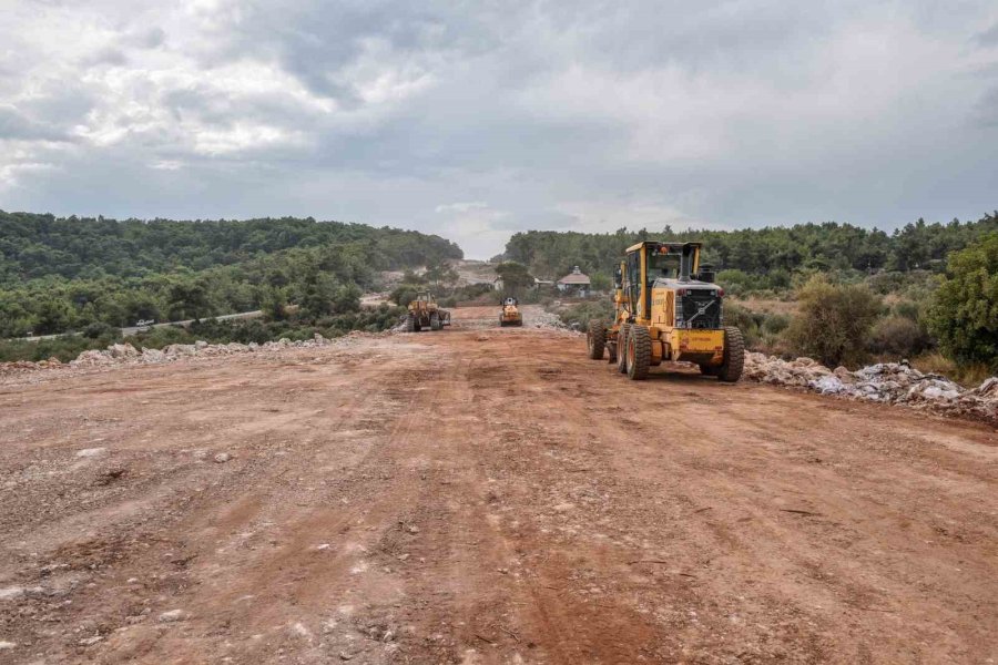 Kepez Masa Dağı’nın 60 Metrelik Ana Arter Yolunu Açıyor