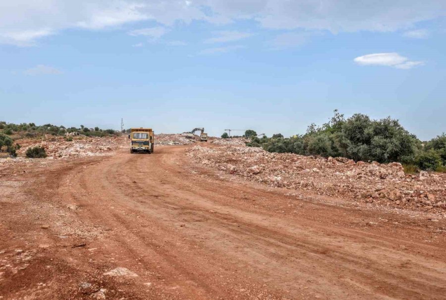 Kepez Masa Dağı’nın 60 Metrelik Ana Arter Yolunu Açıyor