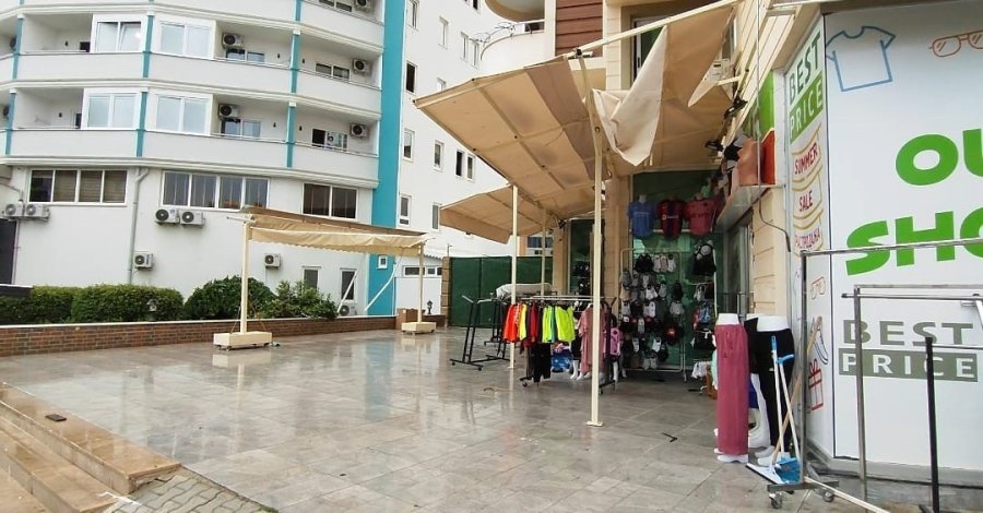 Alanya’da Hortum, Butik Dükkanının Önünü Savaş Alanına Çevirdi