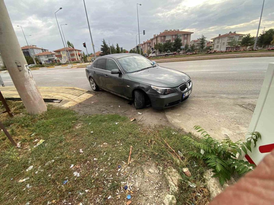 Lüks Araç Kırmızı Işıkta Bekleyen Otomobile Çarptı: 3 Yaralı