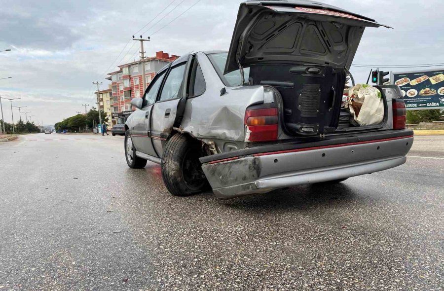 Lüks Araç Kırmızı Işıkta Bekleyen Otomobile Çarptı: 3 Yaralı