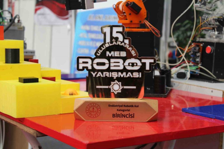 Robot Yarışmasında Dünya Birincisi Ve İkincisi Olan Lise Öğrencileri Başarı Sürecini Anlattı