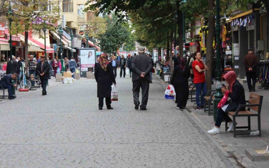 Eskişehir’de Havalar Soğudu, Kışlık Mont Sezonu Açıldı