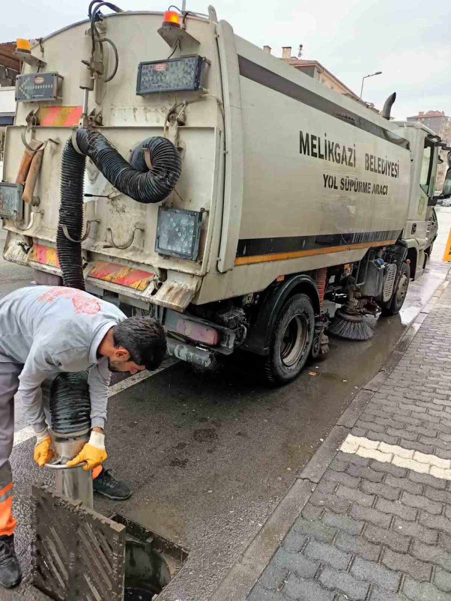 Melikgazi’de Yağmur Suyu Kanalları Periyodik Olarak Temizleniyor