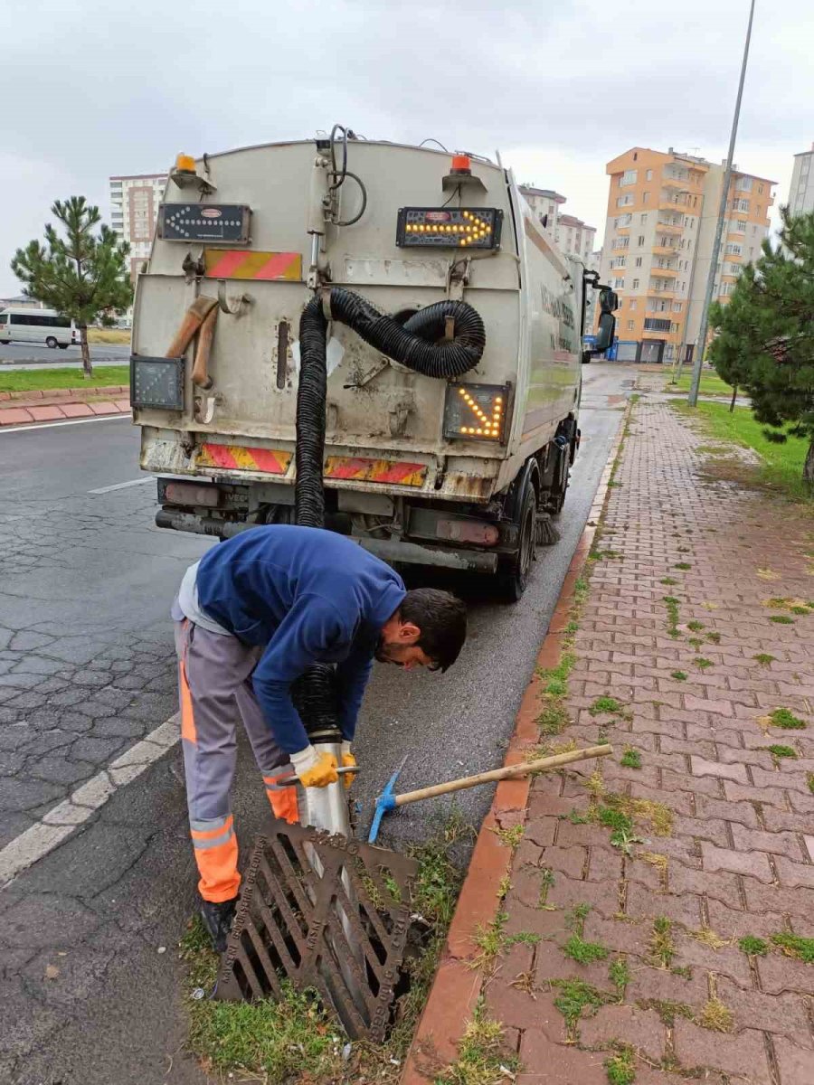 Melikgazi’de Yağmur Suyu Kanalları Periyodik Olarak Temizleniyor