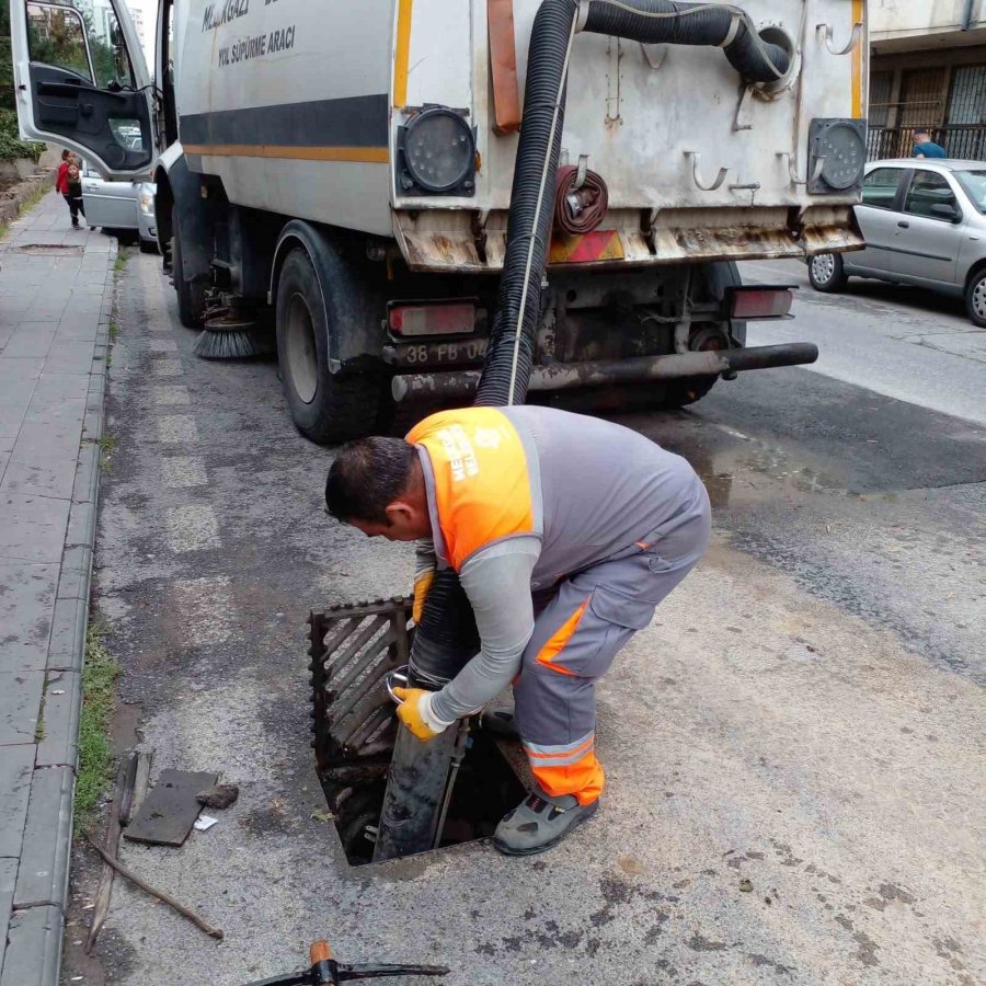 Melikgazi’de Yağmur Suyu Kanalları Periyodik Olarak Temizleniyor